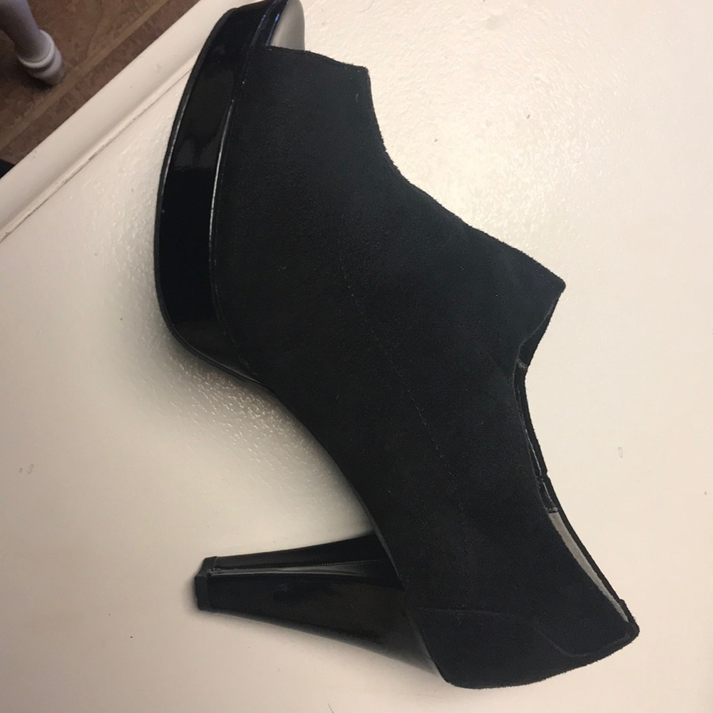 Suede and Patton leather open toed anklets